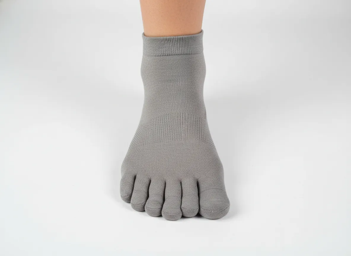 Toe socks with individual compartments on splayed foot