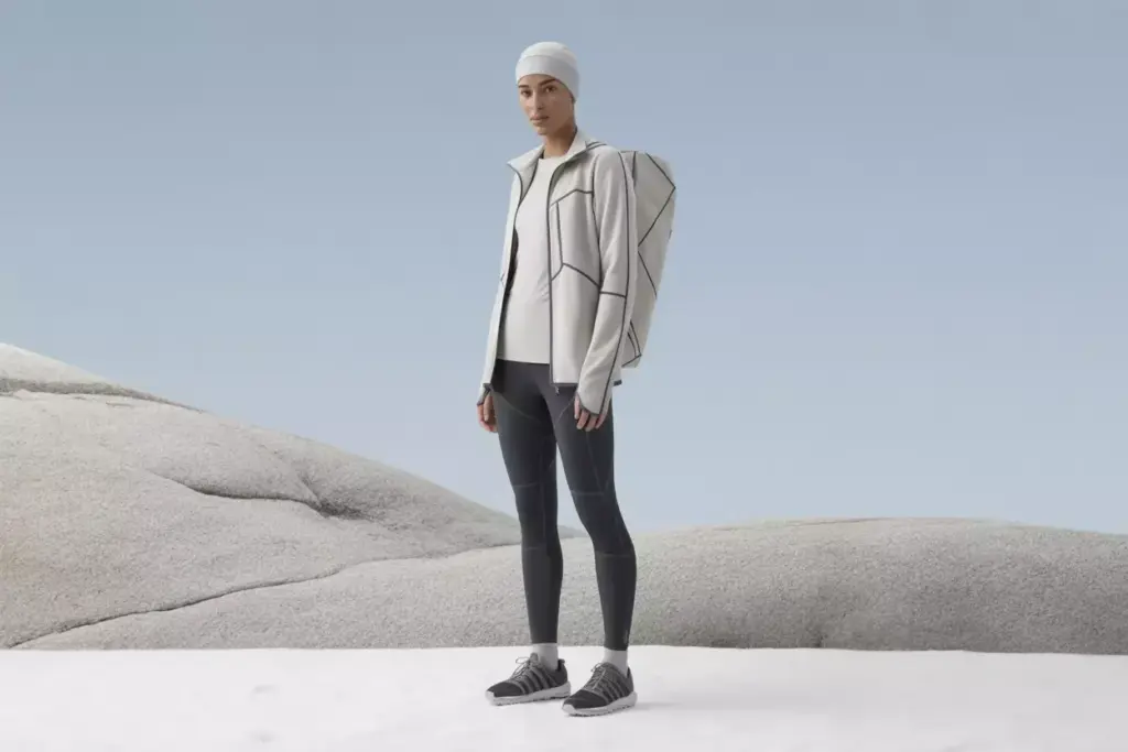 The Minimalist Mountain Modern Outfit With Sleek Fleece Leggings And Monochrome Footwear