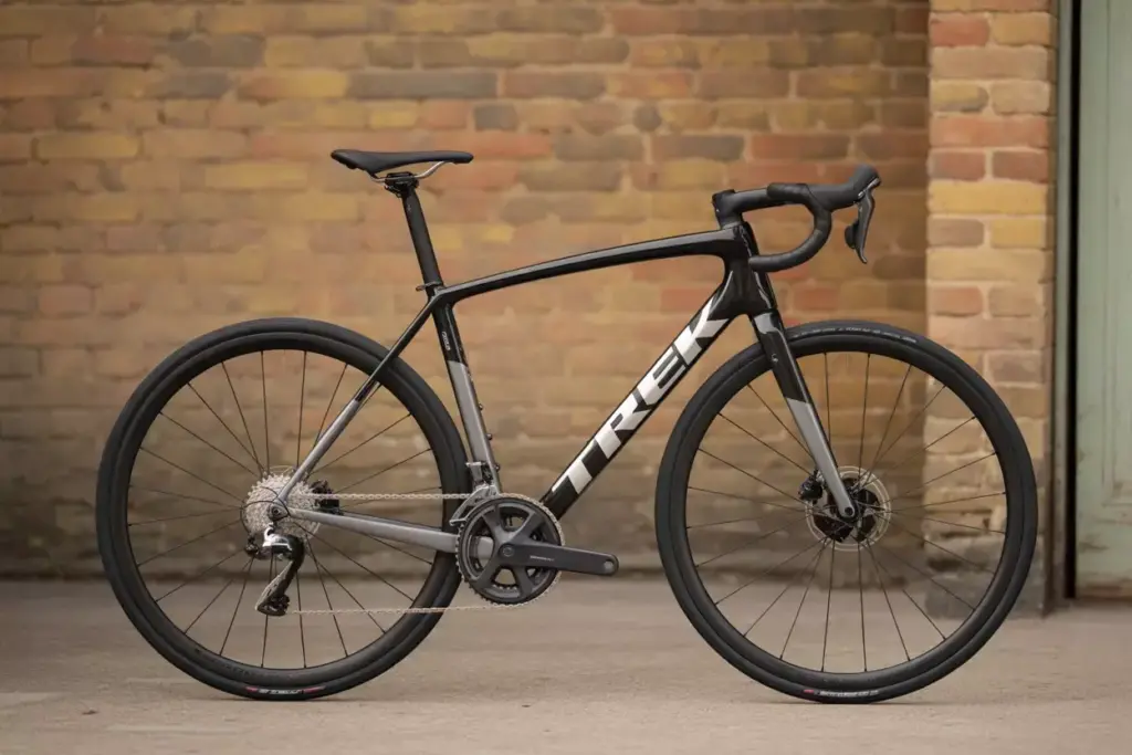 Trek Emonda Alr 5 Aluminum Road Bike Leaning Against Urban Wall